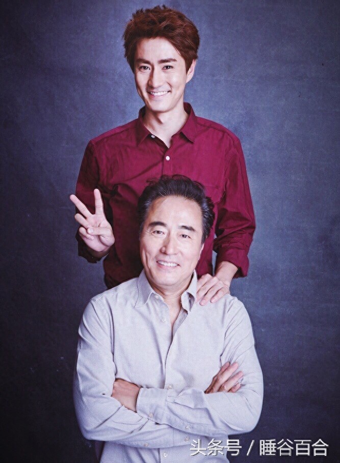 59岁老戏骨杨立新的29岁儿子是当红小生杨玏