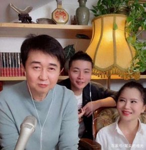 ​付笛生任静带儿子现身直播间唱歌，一家三口同框画面引网友羡慕