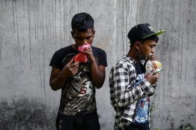 ​尼泊尔流浪儿童吸食强力胶来应付饥饿与寒冷