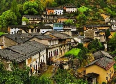 ​老爸去世，江西一孝子将其进行“缸葬”，千日后肉身成佛