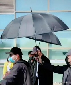 ​李现飞抵大理进组《去有风的地方》，撑伞的人有点多，他不乐意了