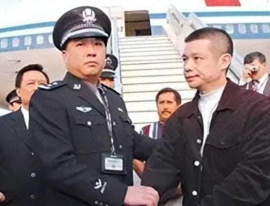 ​银行“巨贪”行长余振东：携40亿逃往美国，引渡回国后仅判12年