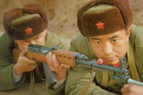 值得深思！中国这一步枪在国外成了抢手货，解放军为何要必须撤装