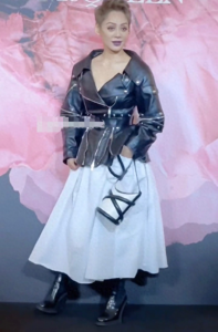 ​宁静穿真空皮衣走红毯，露胸前一大片美肌，女助理蹲地帮整理裙子