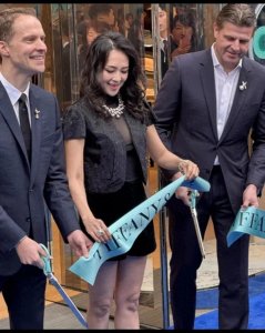 ​影后气场全开！章子怡无剪刀剪彩引热议，生图暴露46岁真实状态