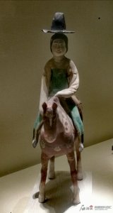 ​戴帷帽骑马仕女俑：唐代女子骑马标配装束是这样