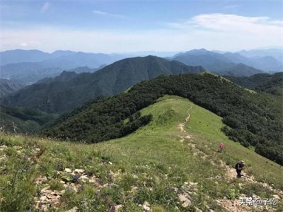 ​北京最高的山，顶峰海拔2303米，是北京的第一峰，地处两县交界