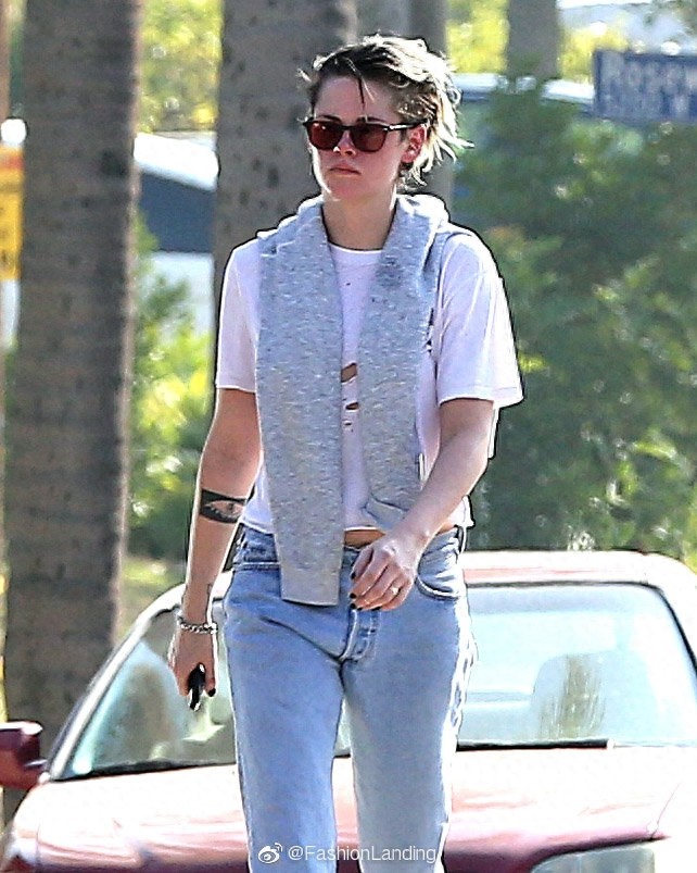 克里斯汀一头短发个性张扬，白色破洞T恤吸睛，全身都是亮点