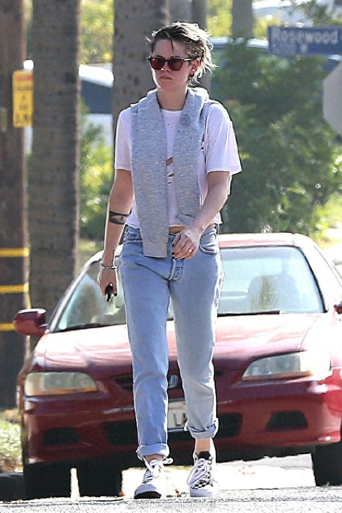 克里斯汀一头短发个性张扬，白色破洞T恤吸睛，全身都是亮点