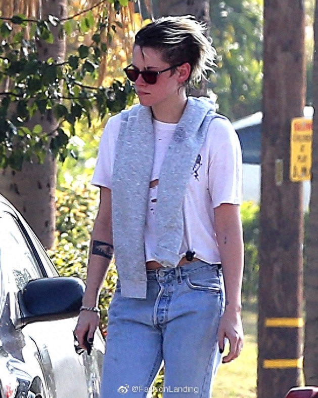 克里斯汀一头短发个性张扬，白色破洞T恤吸睛，全身都是亮点