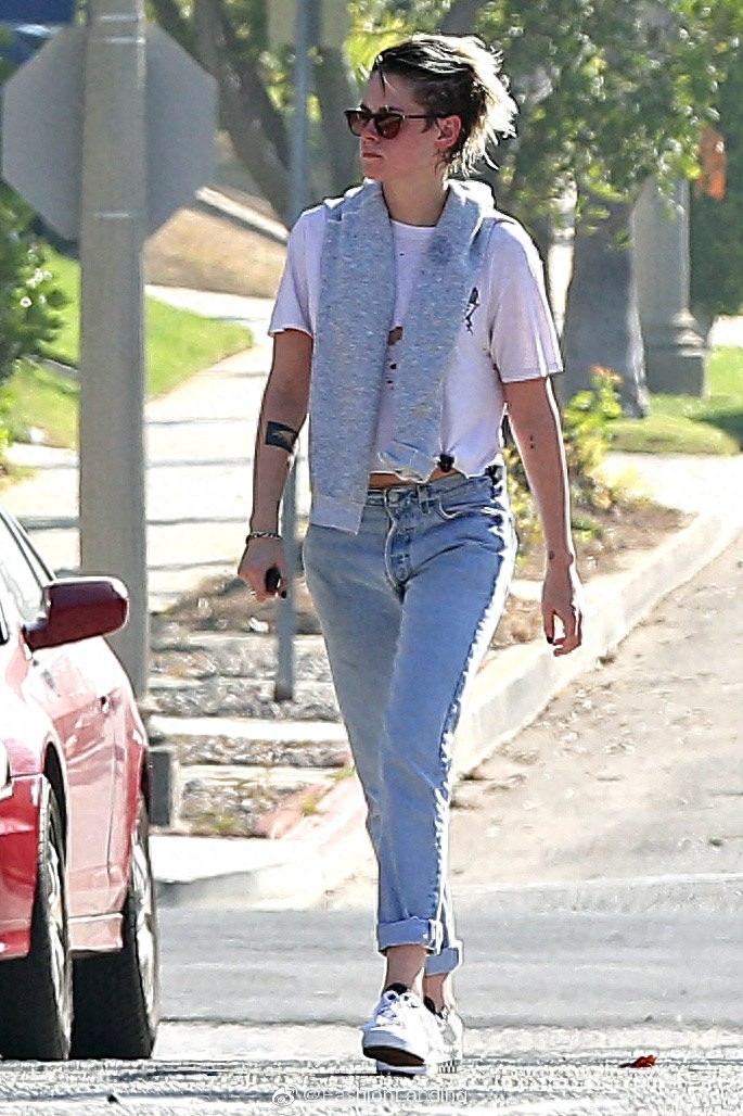 克里斯汀一头短发个性张扬，白色破洞T恤吸睛，全身都是亮点