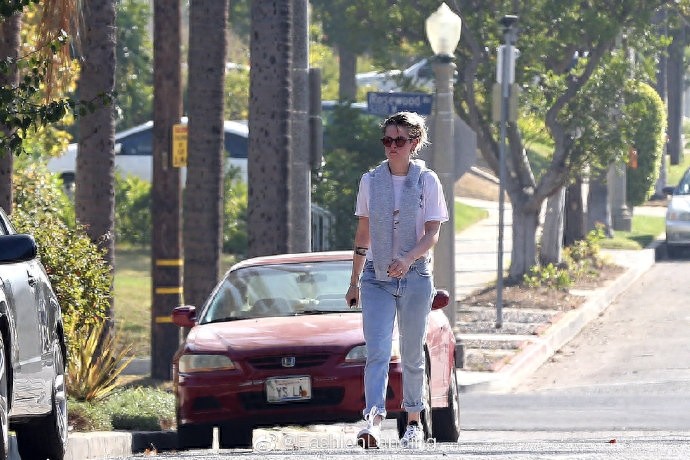 克里斯汀一头短发个性张扬，白色破洞T恤吸睛，全身都是亮点