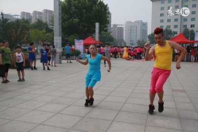 ​妖娆哥又来跳广场舞了！男人要是妖起来大妈们乐开花