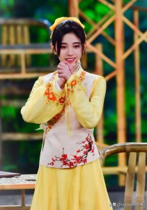 ​鞠婧祎穿黄裙登上春晚舞台，肖战站在她身边，结果全场被美哭了