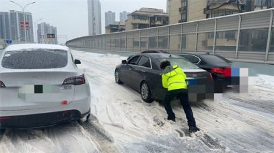 ​为感谢交警高架上帮忙推车，驾驶员为交警点“暖心奶茶”