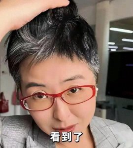 ​51岁张泉灵最新露面！满头白发断崖衰老，再度惊艳登场！