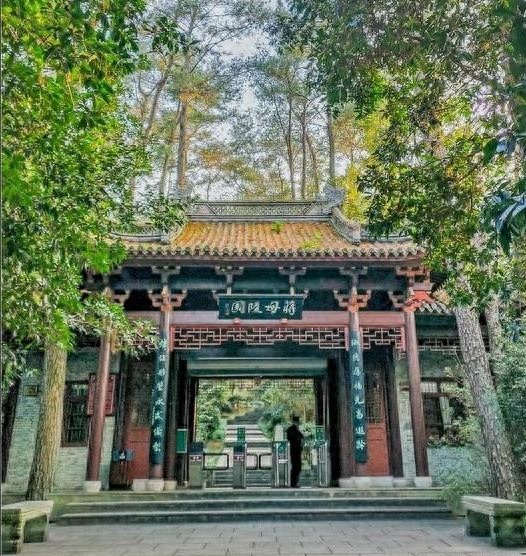 蒋介石母亲墓：花三年修建而成，如今成旅游景区，门票20元一人