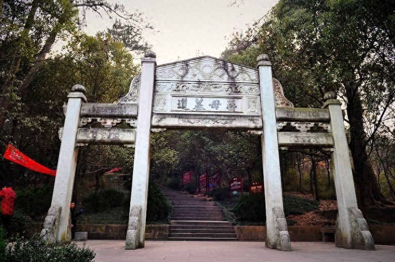 蒋介石母亲墓：花三年修建而成，如今成旅游景区，门票20元一人