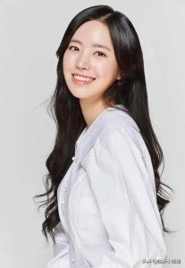 ​陈世妍，清新唯美的韩国妹子，甜蜜可人的外形，少女范十足