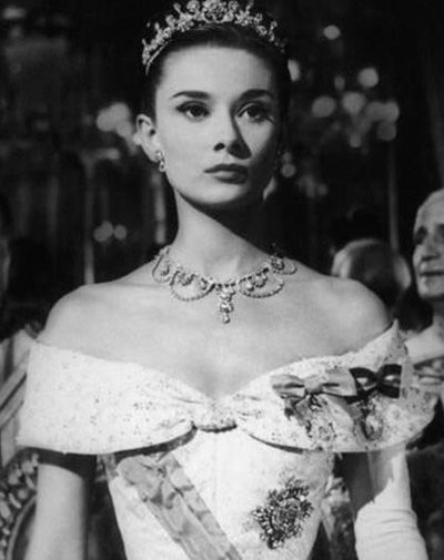 奥黛丽·赫本最经典的6张照片，一颦一笑比珠宝还光芒