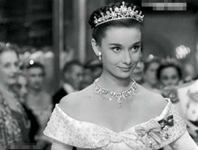 奥黛丽·赫本最经典的6张照片，一颦一笑比珠宝还光芒