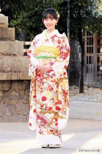 ​芦田爱菜和本田望结晒成人仪式装扮，引发网民热议