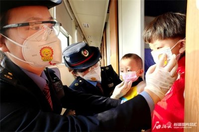 ​K454次列车的春运时间：虽然戴着口罩，但热情和微笑看得见