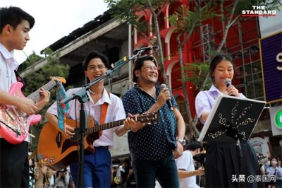 ​泰国中学生乐队暹罗广场表演走红 青春气息扑面而来