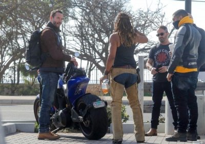 ​基努里维斯骑摩托太帅，摘下头盔皮肤粉白，走前不忘朝狗仔竖中指