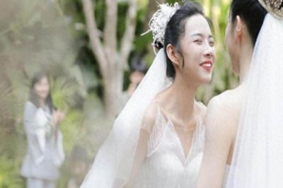 ​杨丽萍徒弟水月，和爱人结婚，婚礼上浪漫接吻，双方父亲到场