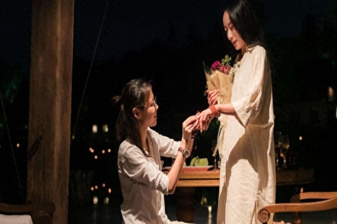 杨丽萍徒弟水月,和爱人结婚,婚礼上浪漫接吻,双方父亲到场