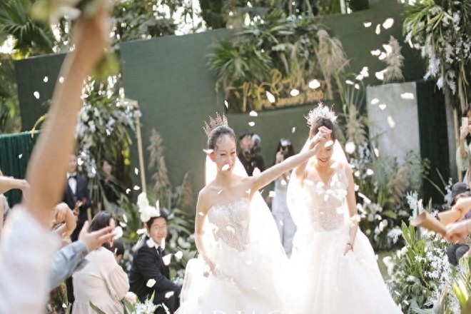 杨丽萍徒弟水月,和爱人结婚,婚礼上浪漫接吻,双方父亲到场