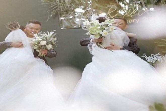 杨丽萍徒弟水月,和爱人结婚,婚礼上浪漫接吻,双方父亲到场