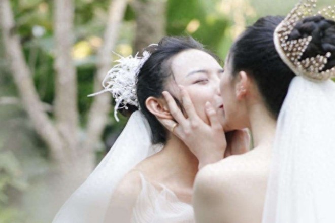 杨丽萍徒弟水月,和爱人结婚,婚礼上浪漫接吻,双方父亲到场