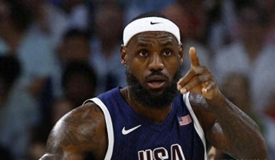 ​浓眉关键两罚不中，詹姆斯32分7篮板6助攻湖人103-99赛季三杀国王