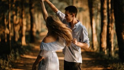 ​当女生问你为什么喜欢她时，你怎么回答？