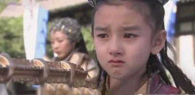 ​宋祖儿再现哪吒头，表情包一出，瞬间引发热议，多了几份成熟