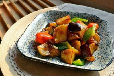 ​家常版土豆烧茄子，简单的美食迸发出不一样的味道，你喜欢吗