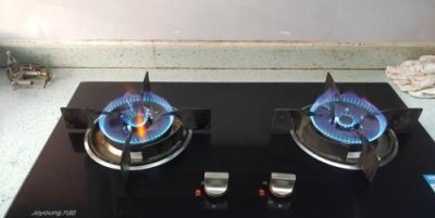 ​煤气灶的火一喷一喷是什么情况，关了煤气灶还喷的响一下该怎么调？