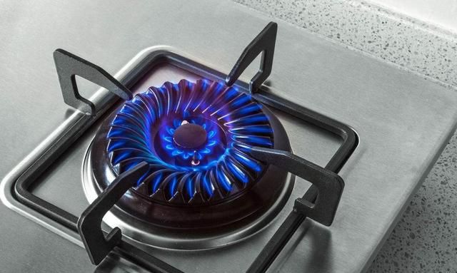 煤气灶的火一喷一喷是什么情况，关了煤气灶还喷的响一下该怎么调？图3