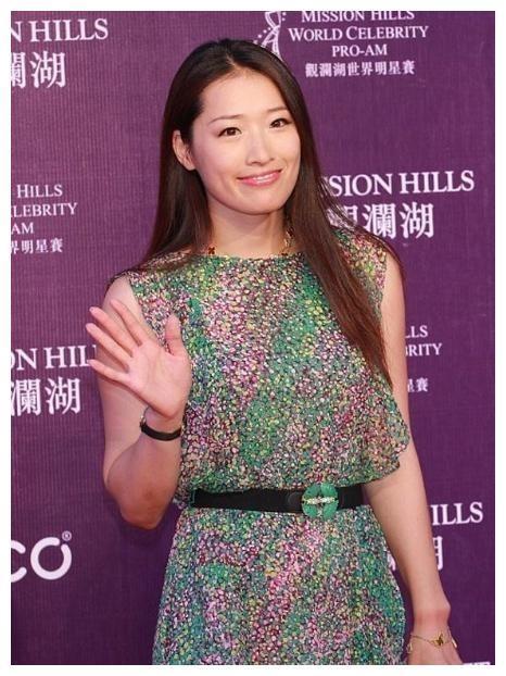 她曾为中国游泳队拿下雅典奥运唯一金牌，早早退役的她更加快乐！