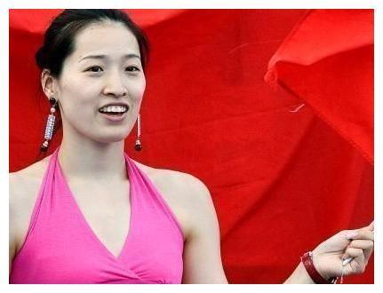 她曾为中国游泳队拿下雅典奥运唯一金牌，早早退役的她更加快乐！