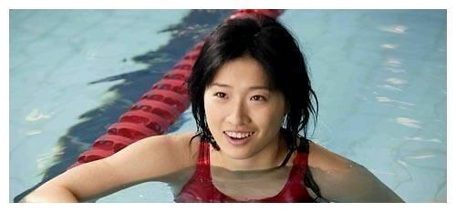 她曾为中国游泳队拿下雅典奥运唯一金牌，早早退役的她更加快乐！