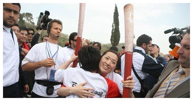 她曾为中国游泳队拿下雅典奥运唯一金牌，早早退役的她更加快乐！