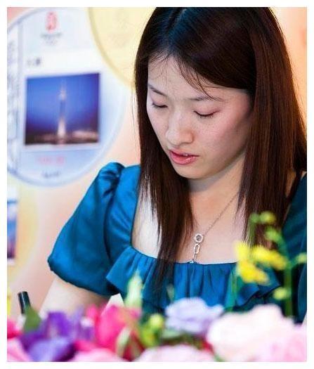 她曾为中国游泳队拿下雅典奥运唯一金牌，早早退役的她更加快乐！