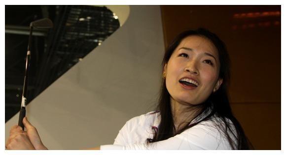 她曾为中国游泳队拿下雅典奥运唯一金牌，早早退役的她更加快乐！