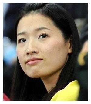 她曾为中国游泳队拿下雅典奥运唯一金牌，早早退役的她更加快乐！