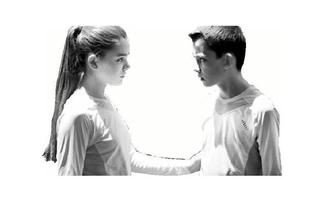 儿媳出走老伴病亡，六旬老妇捡野菜养活重病儿子和脑瘫孙子