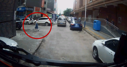 二、带上一些常用药品，在遇到突发情况时能快速解决。