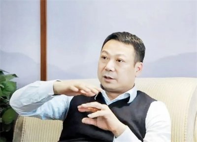 ​湖北江陵首富杨红春：从质检员到百亿富豪，逆袭之路的传奇与智慧